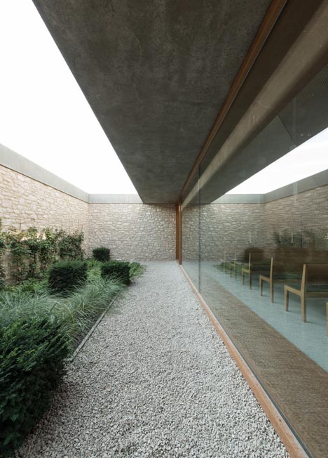 dezeen_Funeral-Chapel-in-Ingelheim-Frei-Weinheim-by-Bayer-Strobel-Architekten_1sq-ss_9.jpg