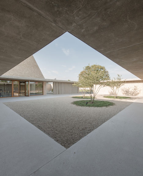 dezeen_Funeral-Chapel-in-Ingelheim-Frei-Weinheim-by-Bayer-Strobel-Architekten_1sq-ss_8.jpg