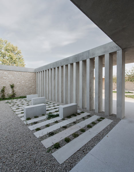 dezeen_Funeral-Chapel-in-Ingelheim-Frei-Weinheim-by-Bayer-Strobel-Architekten_1sq-ss_7.jpg