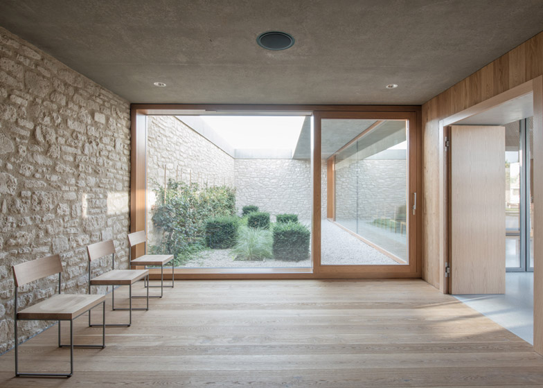 dezeen_Funeral-Chapel-in-Ingelheim-Frei-Weinheim-by-Bayer-Strobel-Architekten_1sq-ss_4.jpg