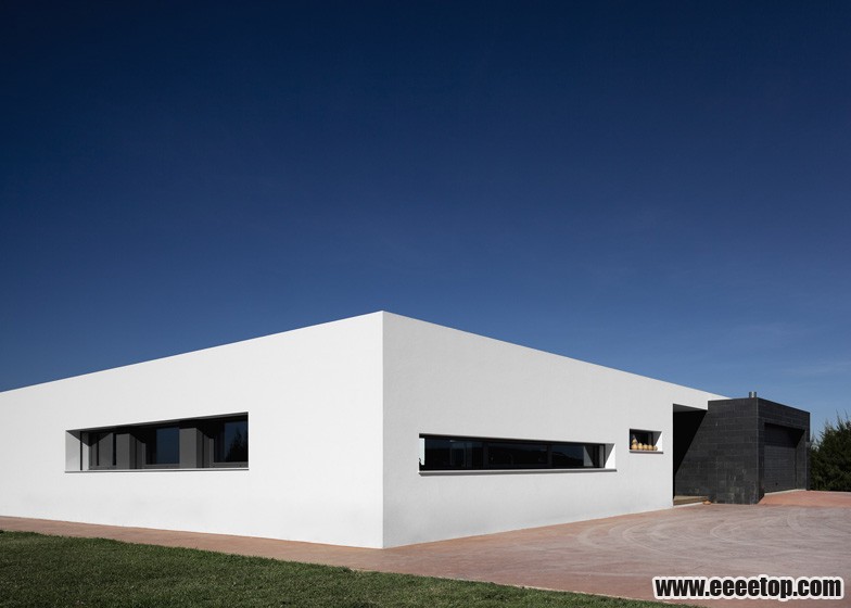 dezeen_U-House-by-Jorge-Graca-Costa_ss_3.jpg