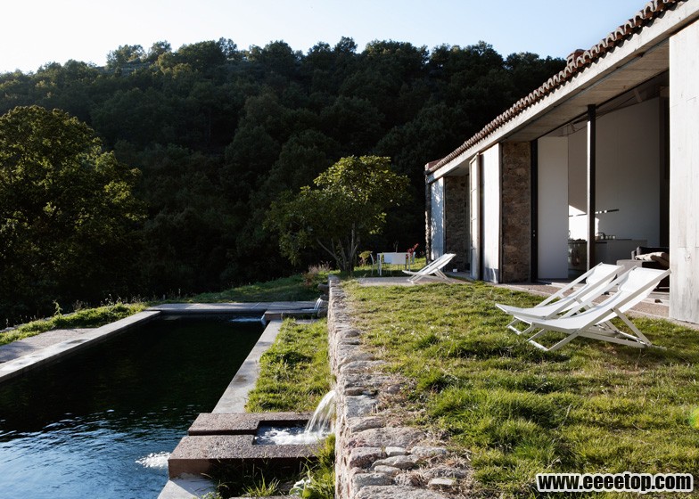 dezeen_Off-Grid-Home-in-Extremadura-by-Abaton_ss_6.jpg