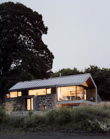 Eؽ_Loughloughan-Barn-by-McGarry-Moon-Architects-Ltd_dezeen_784_10.jpg