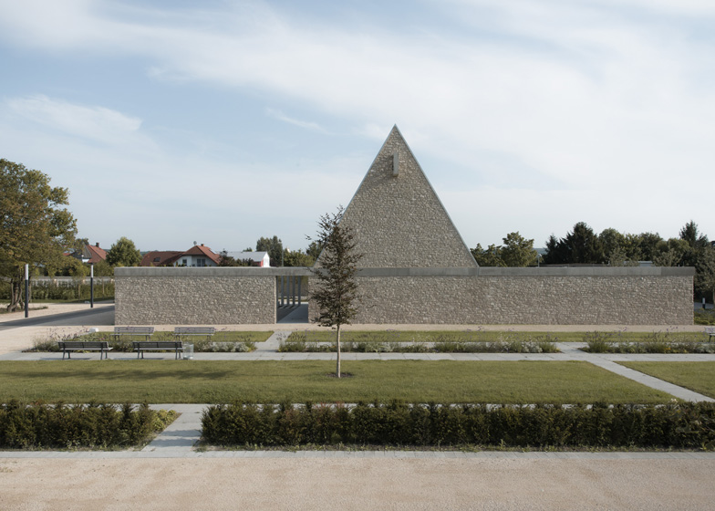 dezeen_Funeral-Chapel-in-Ingelheim-Frei-Weinheim-by-Bayer-Strobel-Architekten_1sq-ss_2.jpg