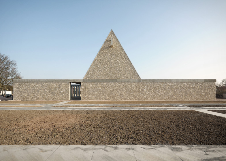 dezeen_Funeral-Chapel-in-Ingelheim-Frei-Weinheim-by-Bayer-Strobel-Architekten_1sq-ss_1.jpg