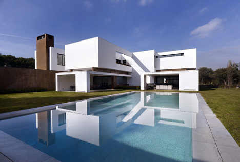 dezeen_Vivienda-en-la-Moraleja-by-DAHL-GHG_1.jpg