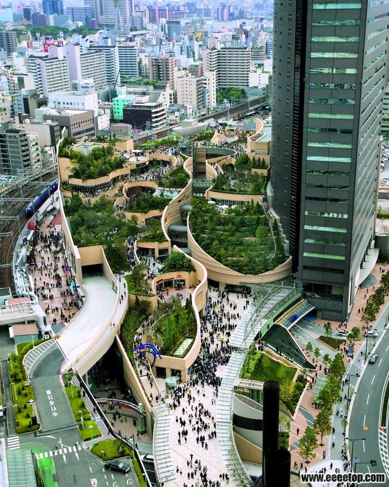 ձ-Namba ParksAerial view opening day crowd.jpg