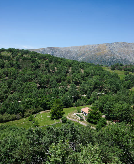 dezeen_Off-Grid-Home-in-Extremadura-by-Abaton_16.jpg