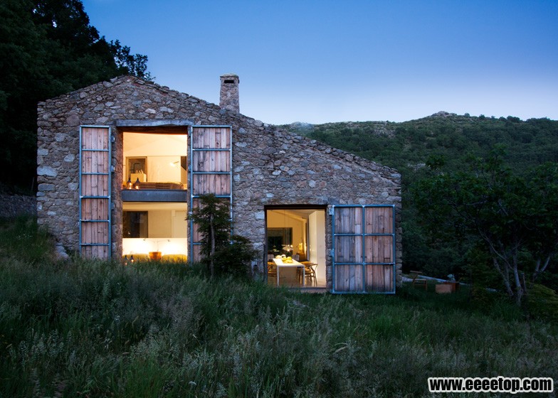 dezeen_Off-Grid-Home-in-Extremadura-by-Abaton_ss_1.jpg