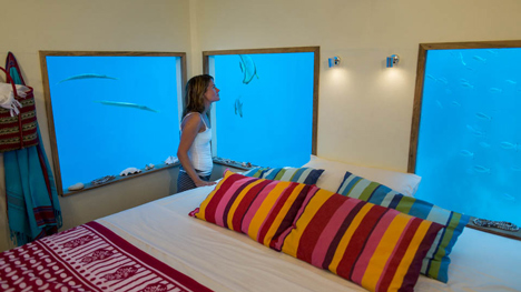 Underwater-Room-at-The-Manta-Resort_dezeen_7.jpg