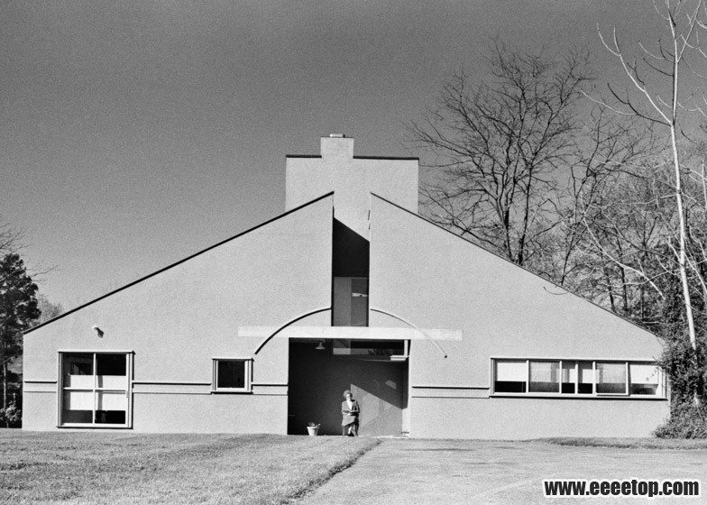 Vanna-Venturi-House-by-Robert-Venturi-and-Denise-Scott-Brown_dezeen_784_0.jpg