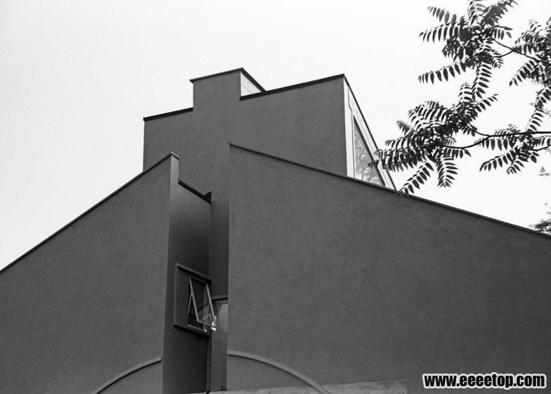 Vanna-Venturi-House-by-Robert-Venturi-and-Denise-Scott-Brown_dezeen_784_1.jpg
