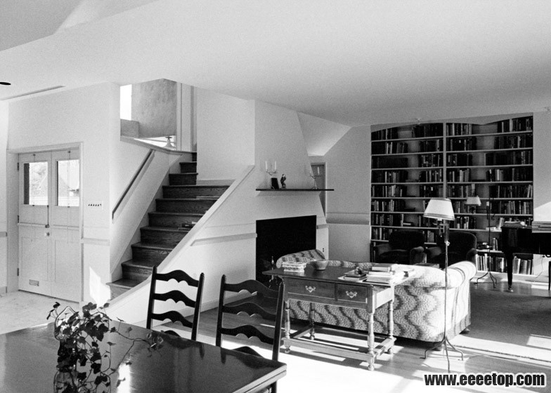 Vanna-Venturi-House-by-Robert-Venturi-and-Denise-Scott-Brown_dezeen_784_2.jpg
