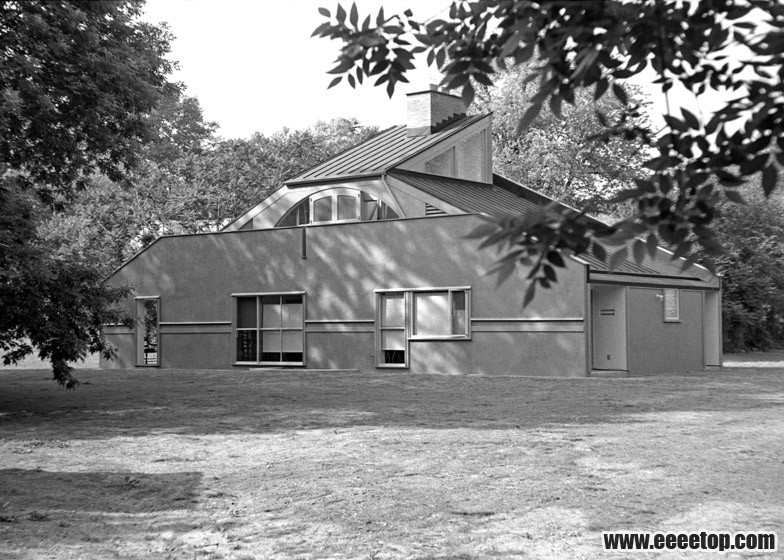 Vanna-Venturi-House-by-Robert-Venturi-and-Denise-Scott-Brown_dezeen_784_3.jpg