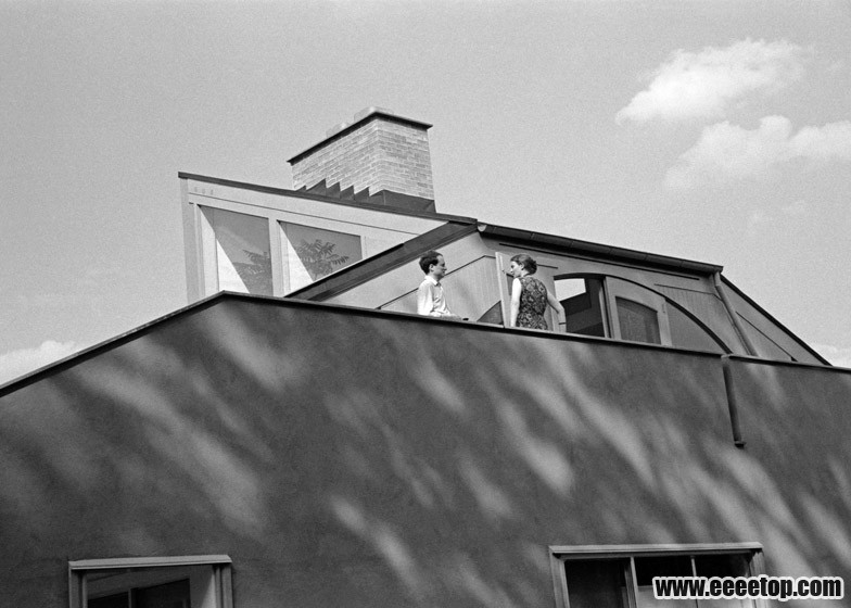 Vanna-Venturi-House-by-Robert-Venturi-and-Denise-Scott-Brown_dezeen_784_4.jpg