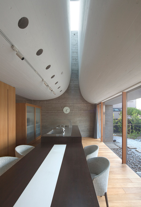 Eؽ_Juul-House-by-NKS-Architects_08.jpg
