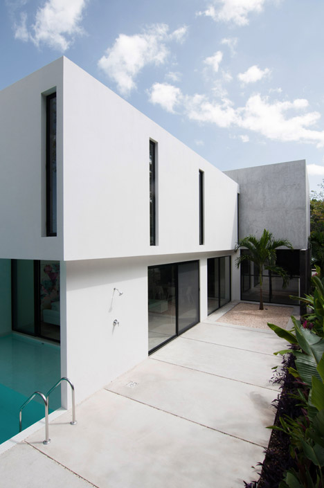 Eؽ_House-in-Cancun-Mexico-by-Warm-Architects_02.jpg