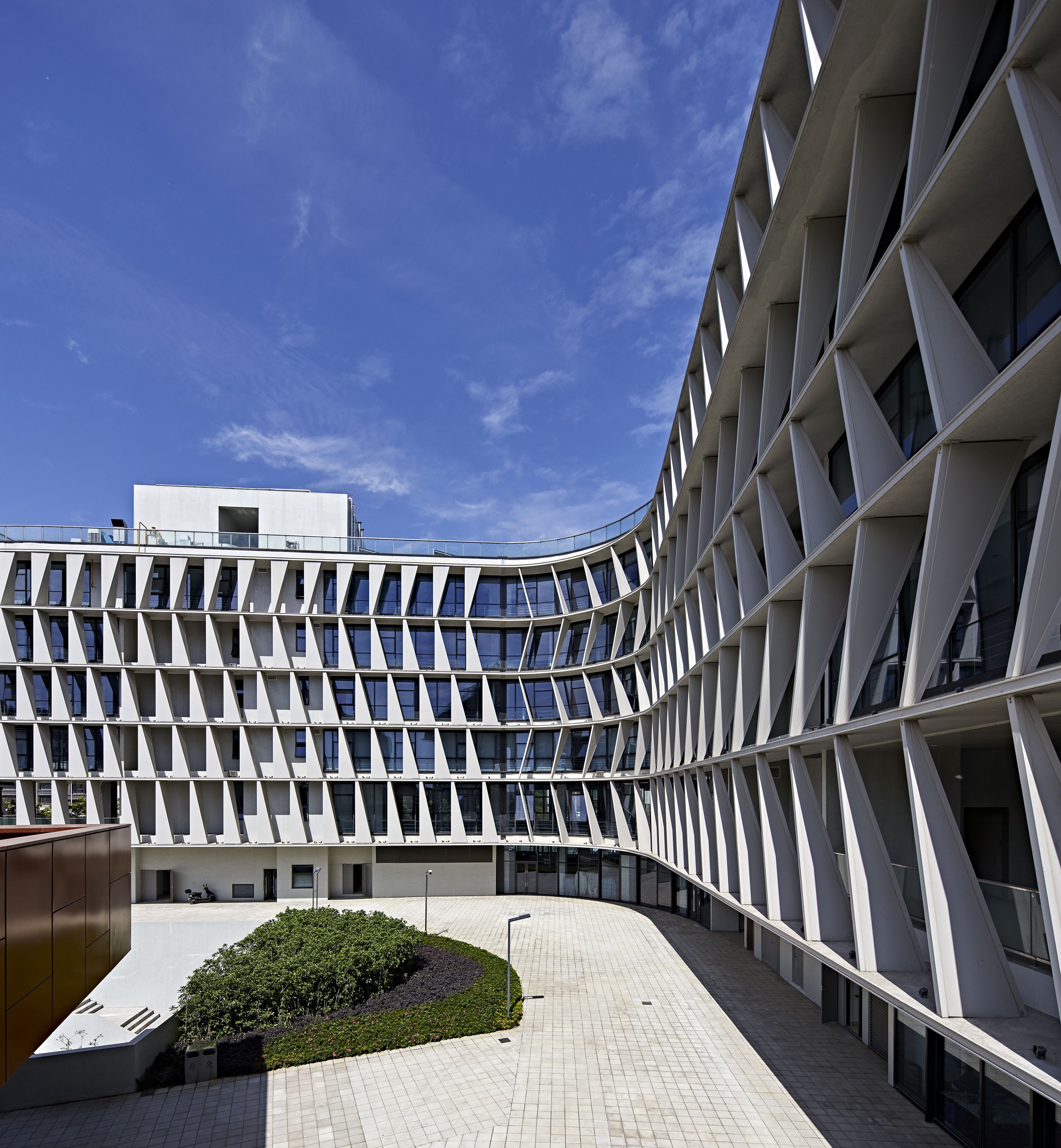 pukou-community-center-BAU-20-just-add-people-in-the-courtyard-looking-east.jpg