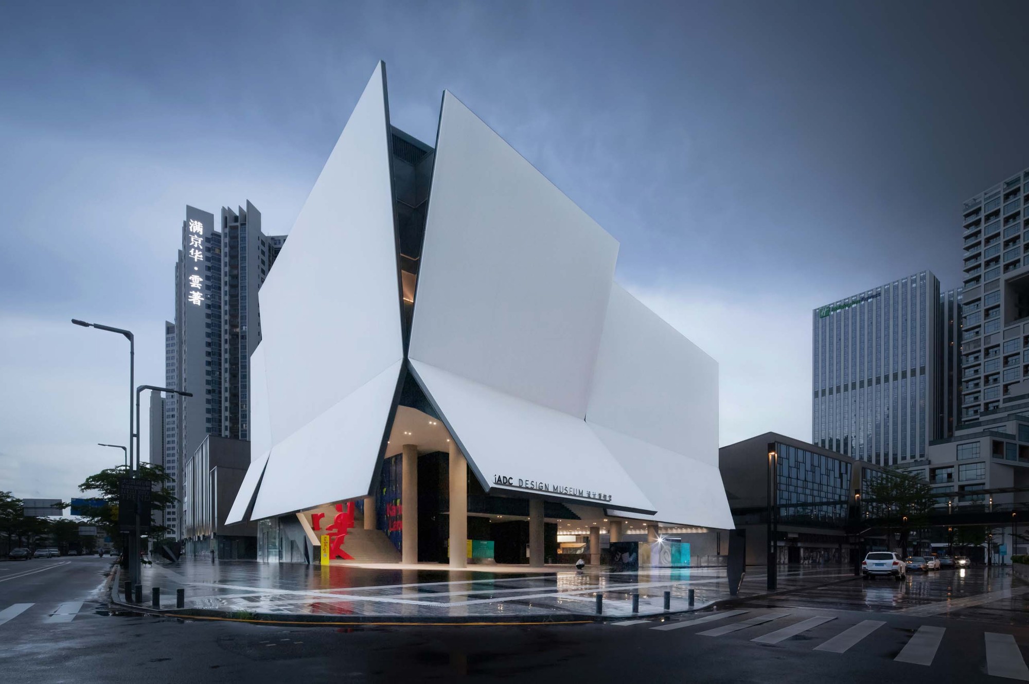 【建筑速览】一个表皮折叠的悬浮体量！深圳iADC设计博物馆-严迅奇